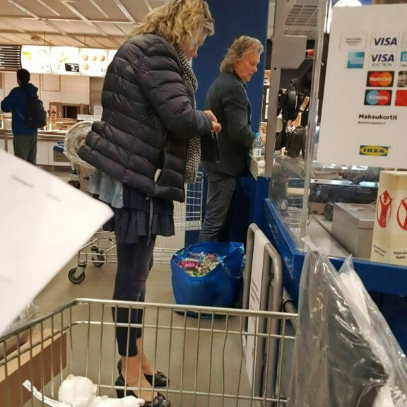 Pepe Willberg ja Pauliina-vaimo aiheuttivat närää Ikeassa - nolo jonoepisodi! Pepe Willberg ja Pauliina-vaimo Ikeassa