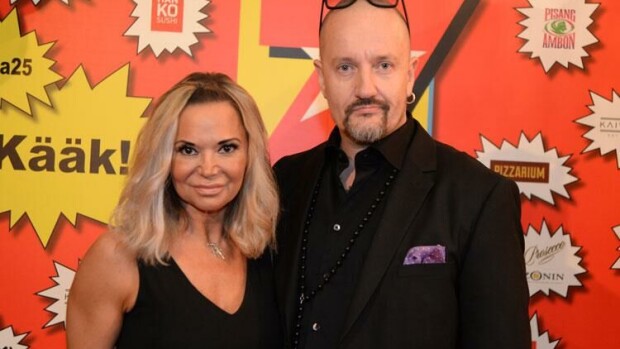 Olli Saarela ja Riitta Randström hempeilivät ruuan äärellä - kuva! Riitta ja olli Seiskan synttäreillä Helsingin Kaivohuoneella