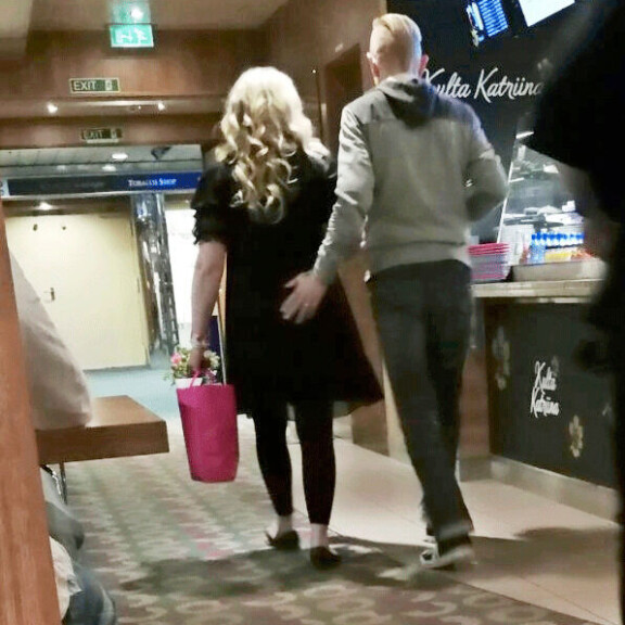 Simo ja Päivi poistuivat laivan karaokebaarista varsin läheisissä tunnelmissa. Simo Silmu