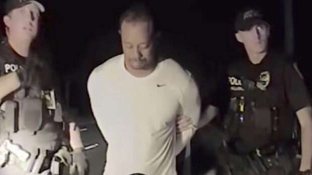 Pidätysvideo vihdoin julki: Tiger Woods nukkui käynnissä olevassa autossa – kaksi tyhjää rengasta ja naarmuja puskurissa! Tiger Woods pidätettiin motarilla