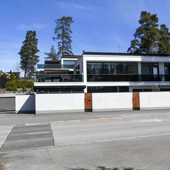 Niklas Bäckströmin ja Peter Aholan miljoonatalosotkussa yllätyskäänne: yli 100 000 euron kanne peruttiin! Peter Aholan talo