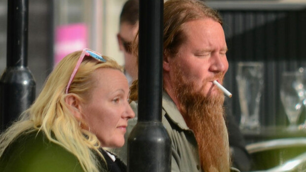 Mari ja Jouni Hynynen nauttivat kesäpäivästä Helsingissä: tupruttelivat terassilla – kuva! Mari ja Jouni Hynynen tupruttelivat terassilla.