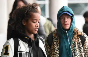 VilleGalle erosi! Laulaja-malli Rebecca Yeboah, 19, muutti pois saman katon alta