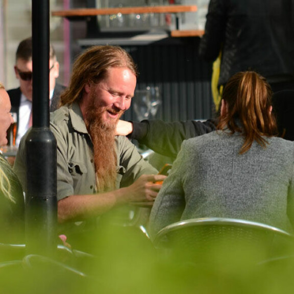 Mari ja Jouni Hynynen nauttivat kesäpäivästä Helsingissä: tupruttelivat terassilla – kuva! Mari ja Jouni Hynynen viihtyivät töölöläisterassilla.