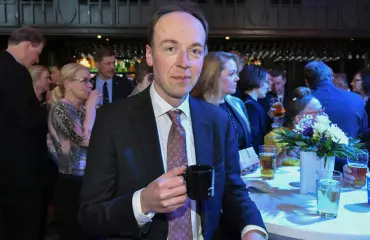 Jussi Halla-ahon salalapsikohu paisuu: Hilla-vaimo onnitteli lapsen äitiä tietämättömänä kaikesta! 