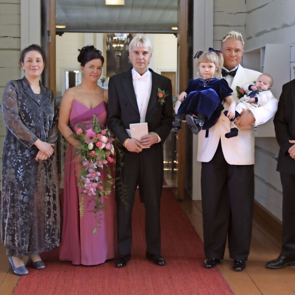 Camilla Peter-isänsä sylissä Matti ja Mervi Nykäsen häissä vuonna 2001. Camilla