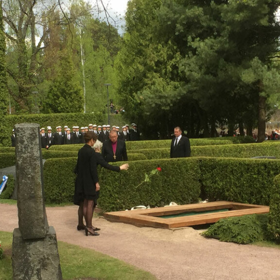 Presidentti Mauno Koivisto laskettiin haudan lepoon: Tellervo-vaimo heitti ruusun arkulle - koskettava kuva! Mauno Koiviston hautajaiset