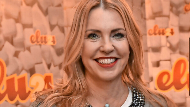 Salakuva Anu Saagimista: viinitreffit nuoren virolaisuroksen kanssa! Anu Saagim poseeraa kameralle iloisena.