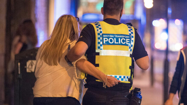 Video Manchesterin pommi-iskusta julki – paniikki levisi ihmisjoukkoon sekunneissa Manchesterin pommi-isku