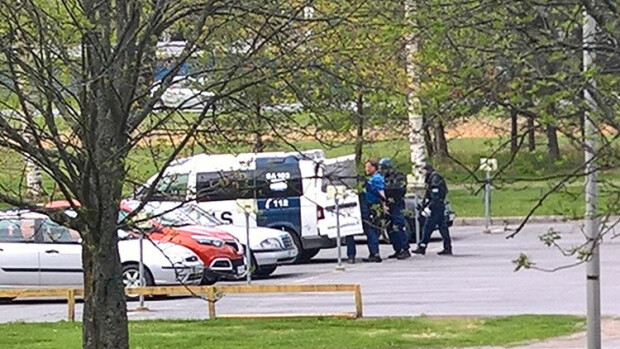 Mittava poliisioperaatio Porissa: Autoon linnoittautunut mies uhkasi räjäyttää kaasupullon – kuvat! Poliisi