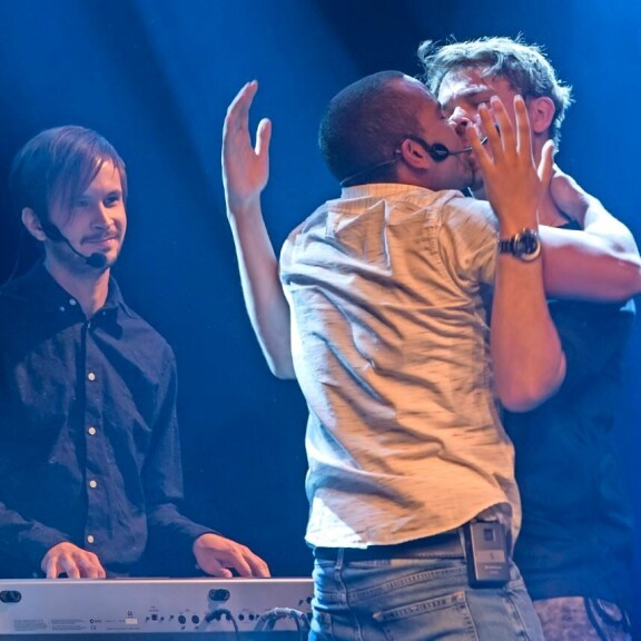 Putous-komistusten Roope Salmisen ja Ernest Lawsonin improkiertue käynnistyi: yleisö vaati ja sai märän kielarin - kuvat! Roope Salminen