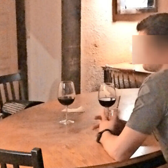 Salakuva Anu Saagimista: viinitreffit nuoren virolaisuroksen kanssa! Anu Saagim vietti iltaa mysteerimiehen kanssa viinituvassa.