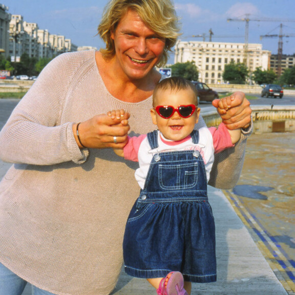 Henry on vieraillut Romaniassa Taran luona parhaillaan kolmekin kertaa vuodessa. Kuva vuodelta 2001. Henry