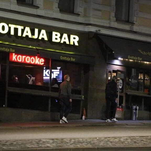 Leijonat huuhtoivat MM-pettymystä Helsingin yössä: grillimättöä, saunaa ja karaokea - kuvat! Erottaja-baari on kiekkoilijoiden suosiossa.