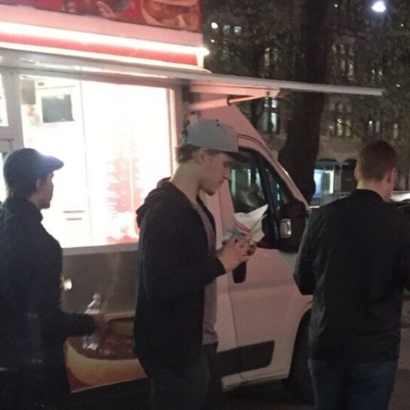 Leijonat huuhtoivat MM-pettymystä Helsingin yössä: grillimättöä, saunaa ja karaokea - kuvat! Mikko Rantanen.