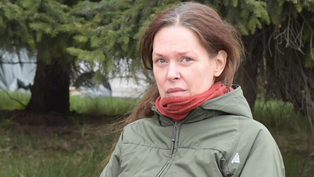 Seiska löysi julkisuudesta kadonneen Minna Turusen: aivovammaisena sairaalassa - ex-mies hakkasi pyörätuoliin! Minna Turunen Seiskan tutkivan reportterin kuvaamana keväällä 2017.