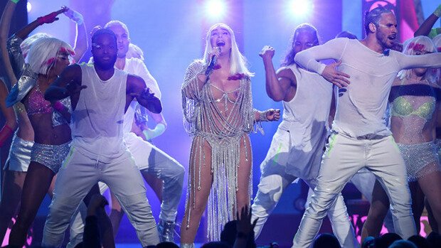 Cher räjäytti potin Billboard Music Awards -gaalassa: glittersydämet rintojen peittona! Cher esiintyy Billboard-gaalassa
