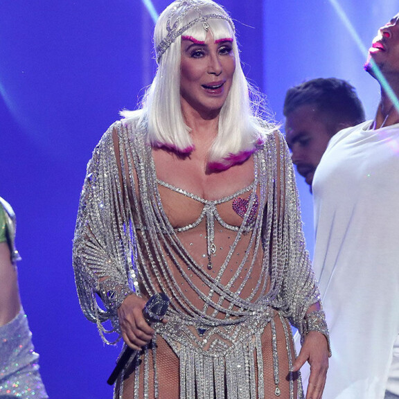 Cher räjäytti potin Billboard Music Awards -gaalassa: glittersydämet rintojen peittona! Cher esiintyy Billboard -gaalassa