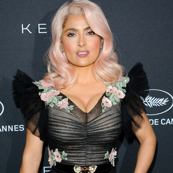 Huh, iki-upea Salma Hayek sokeerasi vaaleanpunaisissa kutreissa! Salma Hayek punaisella matolla