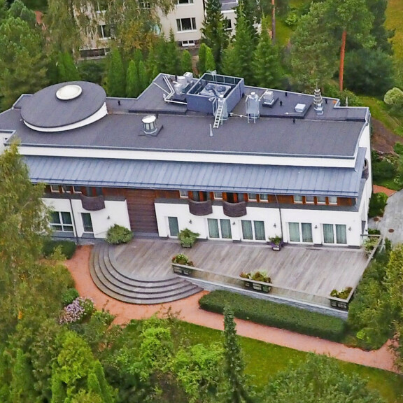 Puolisuomalaisen miljardööriperheen kartanoa vahti turvamiesten armeija – tältä al-Fayedien Espoon-ökytalo näyttää nyt! al-Fayedin perheen talo Espoon Westendissä.