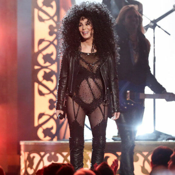 Cher räjäytti potin Billboard Music Awards -gaalassa: glittersydämet rintojen peittona! Cher esiintyy Billboard -gaalassa