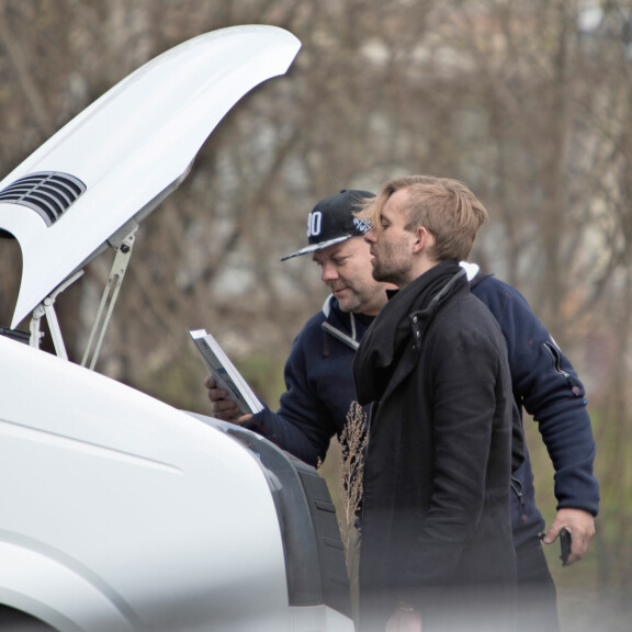 Herrat avasivat pakun konepellin ja rupesivat tutkailemaan ohjekirjasta, mitä asialle voisi tehdä. Herrat avasivat pakun konepellin ja rupesivat tutkailemaan ohjekirjasta, mitä asialle voisi tehdä.