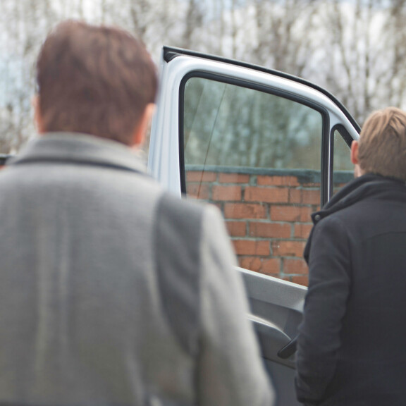 Siim (oik.) käänsi selän kuvaajalle. Samoin teki Siimin äiti, joka alkoi myös viroksi sättiä kuvaajaa. Siim (oik.) käänsi selän kuvaajalle. Samoin teki Siimin äiti, joka alkoi myös viroksi sättiä Seiskan kuvaajaa.