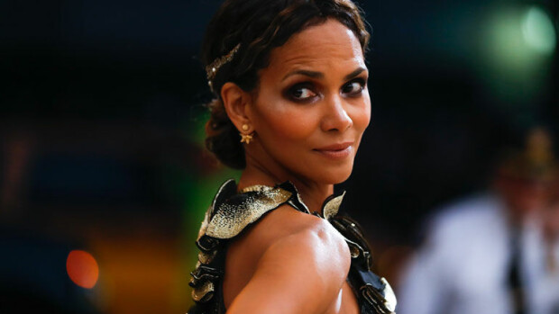 Herranjestas! Halle Berry, 50, julkaisi alastonkuvan - tämä näky on unelmien täyttymys! Halle Berry