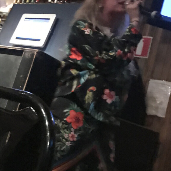 Elli Haloo revitteli antaumuksella karaokessa – kuva! Elli Haloo lauloi Anna K. -karaokebaarissa.
