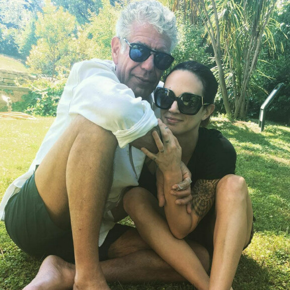 Suomessakin vieraillut julkkiskokki esitteli uuden rakkaansa - ikäeroa 19 vuotta! Katso romanttinen kuva! Anthony Bourdain ja Asia Argento