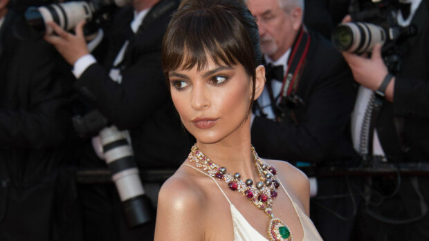Emily Ratajkowski jälleen vauhdissa – rinnat hädin tuskin peitossa! Emily Ratajkowski
