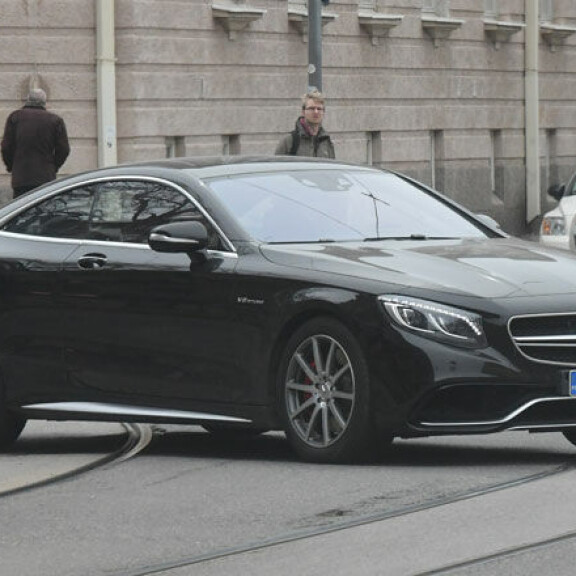Suomen kovatuloisin nainen osti yli 300000 euron ökyauton: nyt on hulppea menopeli - katso kuvat! Sari Harvia-Jyllinmaan auto
