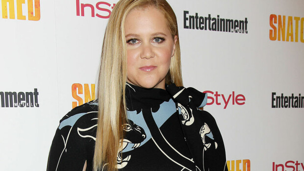 Eriparirinnoistaan avautunut Amy Schumer uhkeana: hillitön kaula-aukko varasti huomion - kuvat! Amy Schumer