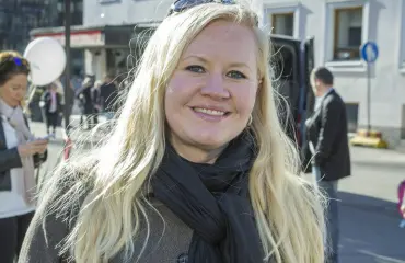 Mies, haluatko deittailla kymmentä naista samaan aikaan? Lotta Backlund  neuvoo, kuinka se onnistuu!