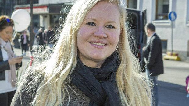 Mies, haluatko deittailla kymmentä naista samaan aikaan? Lotta Backlund neuvoo, kuinka se onnistuu! Lotta Backlund