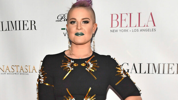 Kelly Osbourne oksensi lapsuuden traumansa elämäkertakirjaan: irstailua ja julmia bändäreitä! Laulaja Kelly Osbourne