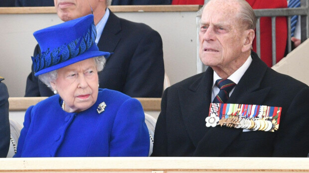 Britannian hovin hätäkokouksen syy selvisi: prinssi Philip jää eläkkeelle! Kuningatar Elisabet ja prinssi Philip