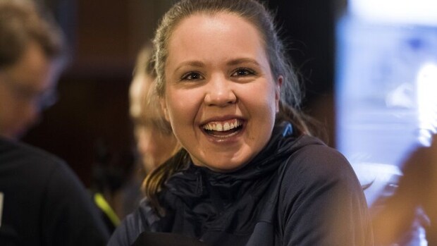 Vau, mikä pyykkilautavatsa – hiihtotähti Kerttu Niskanen kirmaa rannalla bikineissä! Kerttu Niskanen lataa akkujaan etelässä.