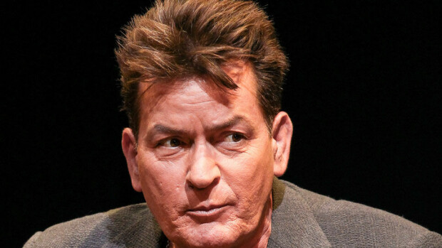 Skandaalitähti Charlie Sheen törsäsi itsensä vararikkoon: Ostakaa kamani! Näyttelijä Charlie Sheen