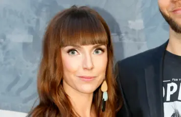 Eronnut Iholla-tähti Karoliina Sallinen muutti kiekkoilijarakkaansa luokse Tampereelle