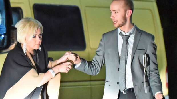 Salakuva: Helena Ahti-Hallberg örvelsi TTK-jatkoilla – Salkkarit-Emil talutti humalaista äitiään! Helena Ahti-Hallberg tarvitsi poikansa Emil Hallbergin apua.