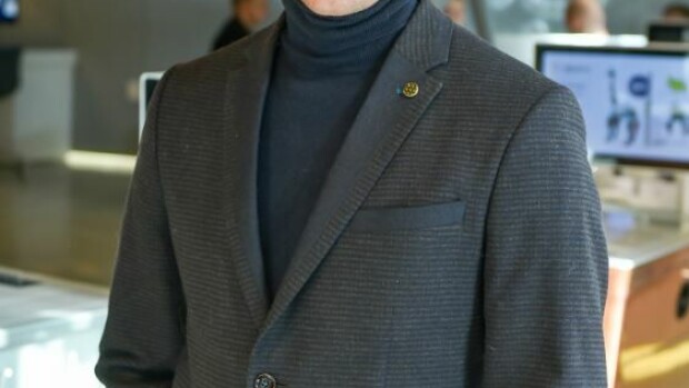 Oho, näyttelijäkomistus Lauri Tilkanen seikkaili Helsingin keskustassa seksinuken kanssa! Lauri Tilkanen