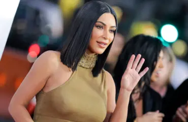 Taylor Swift-maskiin pukeutunut murhaa Kardashianeja oudossa kirjassa!
