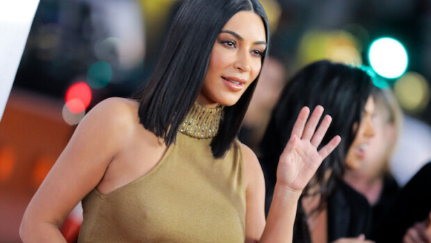 Taylor Swift-maskiin pukeutunut murhaa Kardashianeja oudossa kirjassa! Kardashien perhe joutuu murhaajan kohteeksi uudessa kirjassa.