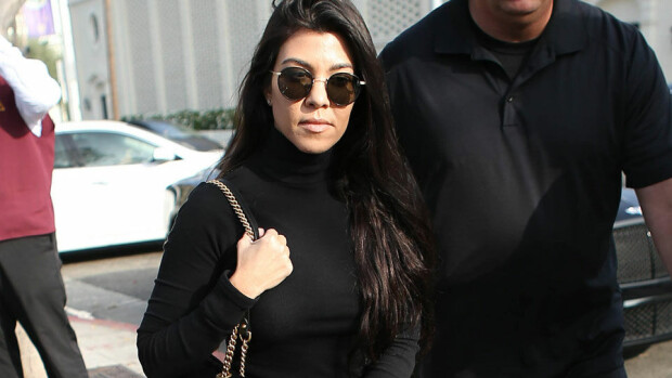 Voiko bikineitä enää härskimmin pitää? Kourtney Kardashian esitteli paranneltuja rintojaan auliisti - kuvat! Kourtney Kardashian