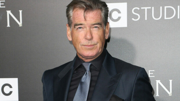Pierce Brosnan, 63, Havaijilla: edelleen melkoinen rantaleijona – kuva! Pierce Brosnan