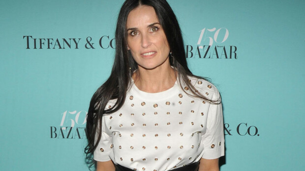 Hups, Demi Moore, 54, vilautti terhakkaa nänniään – kuvat! Demi Moore