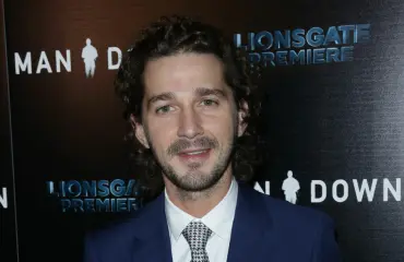 Kiistelty Hollywood-tähti Shia LaBeouf Suomessa - äärioikeiston trollit suunnittelevat iskua Lapin salamökkiin!