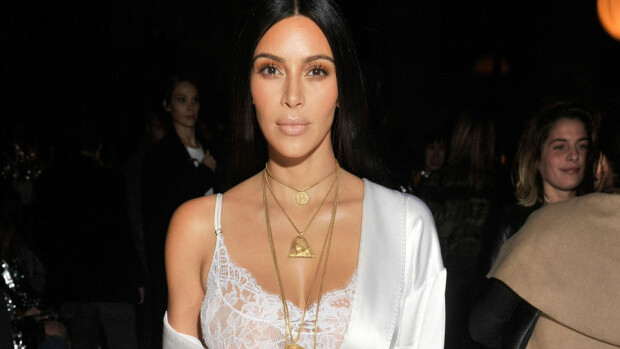 Kim Kardashianin nöpönännit varastivat huomion punaisella matolla! Vahinko vai tietoinen valinta? Kim Kardashian