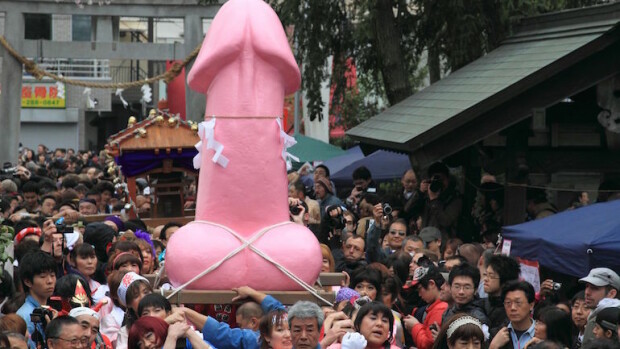 Oletko kuullut Japanin penisfestivaaleista? Jättifallokset taistelevat syrjintää vastaan! Japanissa vietetään penisfestivaalia.